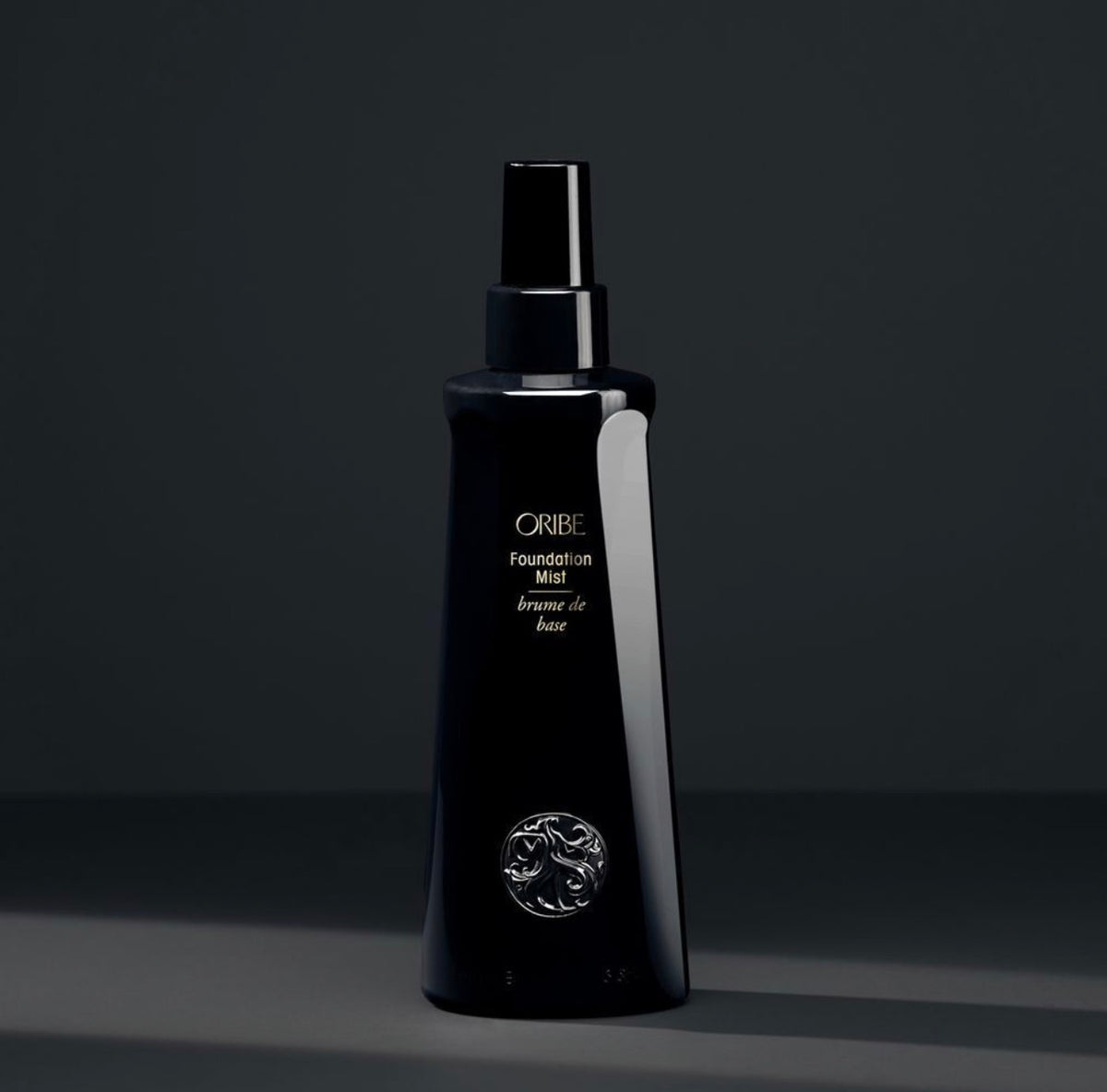 Oribe Foundation Mist — невагомий зволожуючий спрей для підготовки волосся